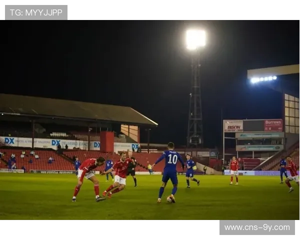 亚特兰大斯卡马卡倒钩射门，皮球稍稍偏出立柱